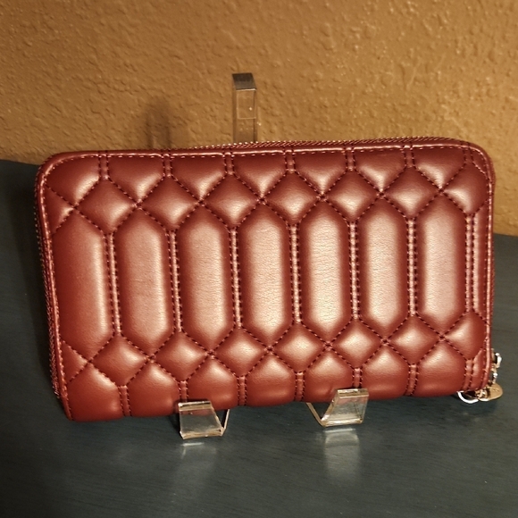 Steve Madden Buttery Soft Burgundy Quilted Wallet - Picture 3 of 12